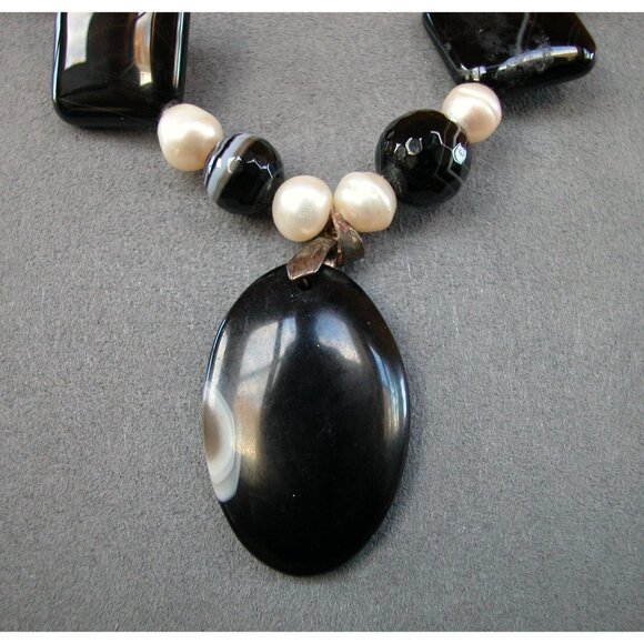 Black Agate & Freshwater Pearl Beaded Necklace With Oval Pendant & Toggle Clasp - Picture 2 of 4